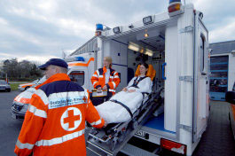 Foto: Sanitter bringen Patienten in den Krankenwagen