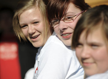 Foto: Drei Jugendliche vom Jugendrotkreuz