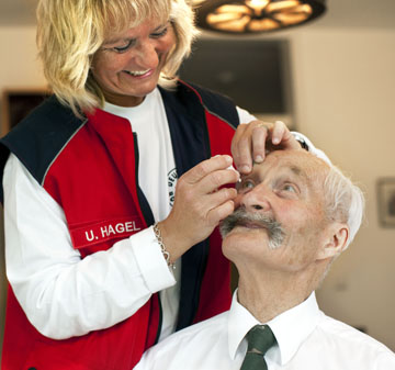 Foto: Pflegerin verabreicht Augentropfen
